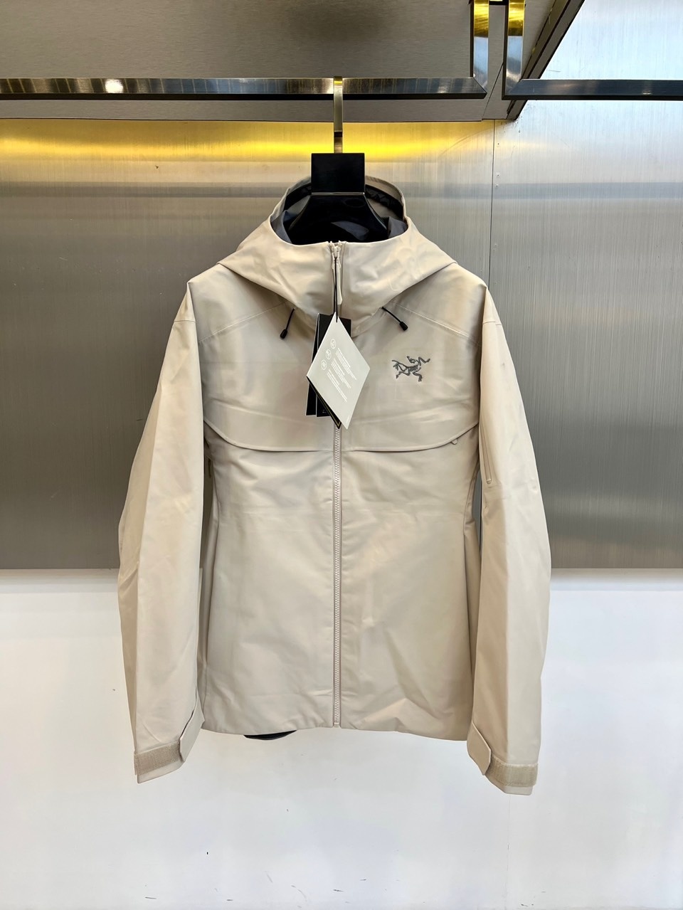 ARC'TERYX 始祖鸟、2025秋冬新品冲锋衣,以极简设计诠释专业户外美学。这款冲锋衣采用高性能防风