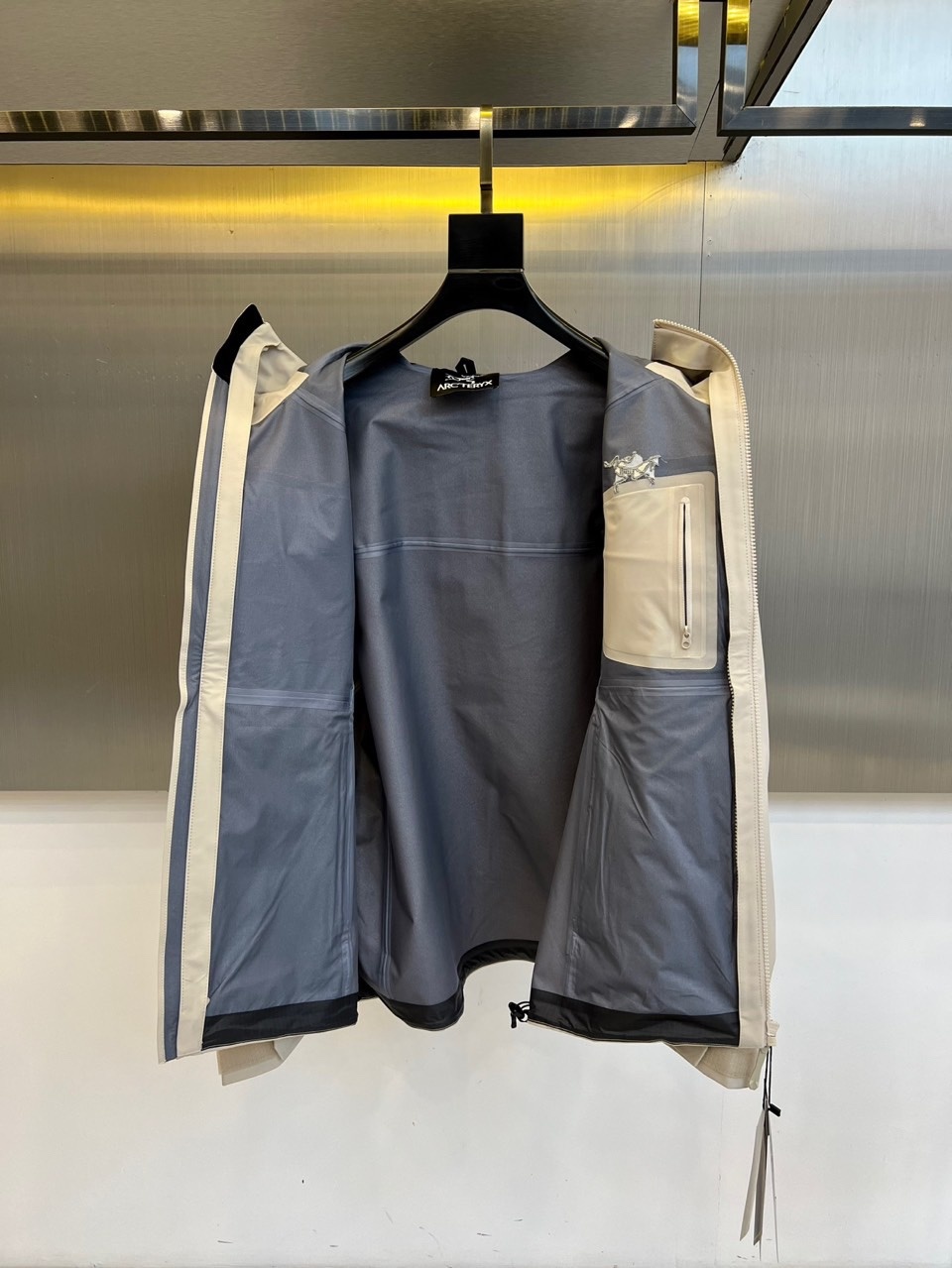 ARC'TERYX 始祖鸟、2025秋冬新品冲锋衣,以极简设计诠释专业户外美学。这款冲锋衣采用高性能防风