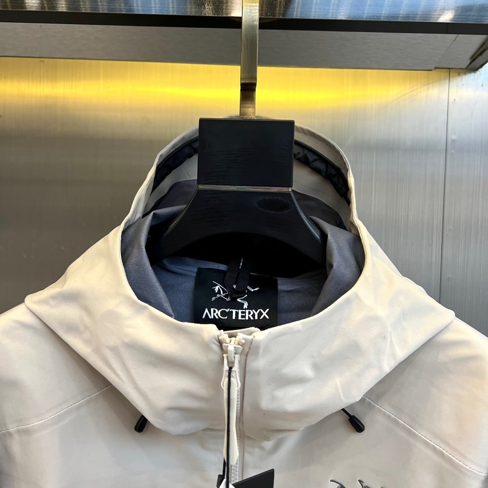 ARC'TERYX 始祖鸟、2025秋冬新品冲锋衣,以极简设计诠释专业户外美学。这款冲锋衣采用高性能防风