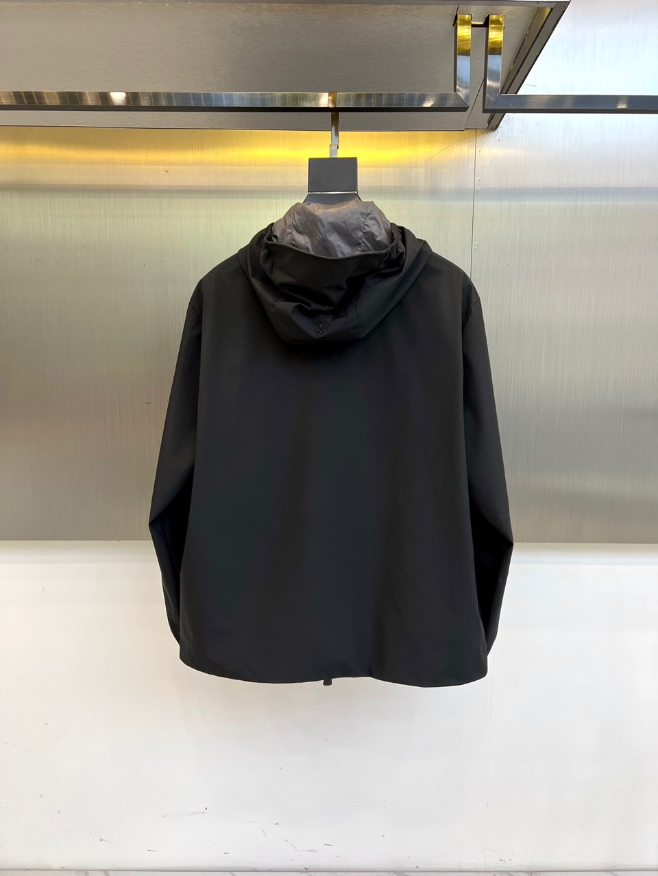 Mon蒙口、2025秋冬新品蒙口防风冲锋衣夹克，以醒目的橙红色调诠释户外机能美学。采用连帽设计搭配全拉链