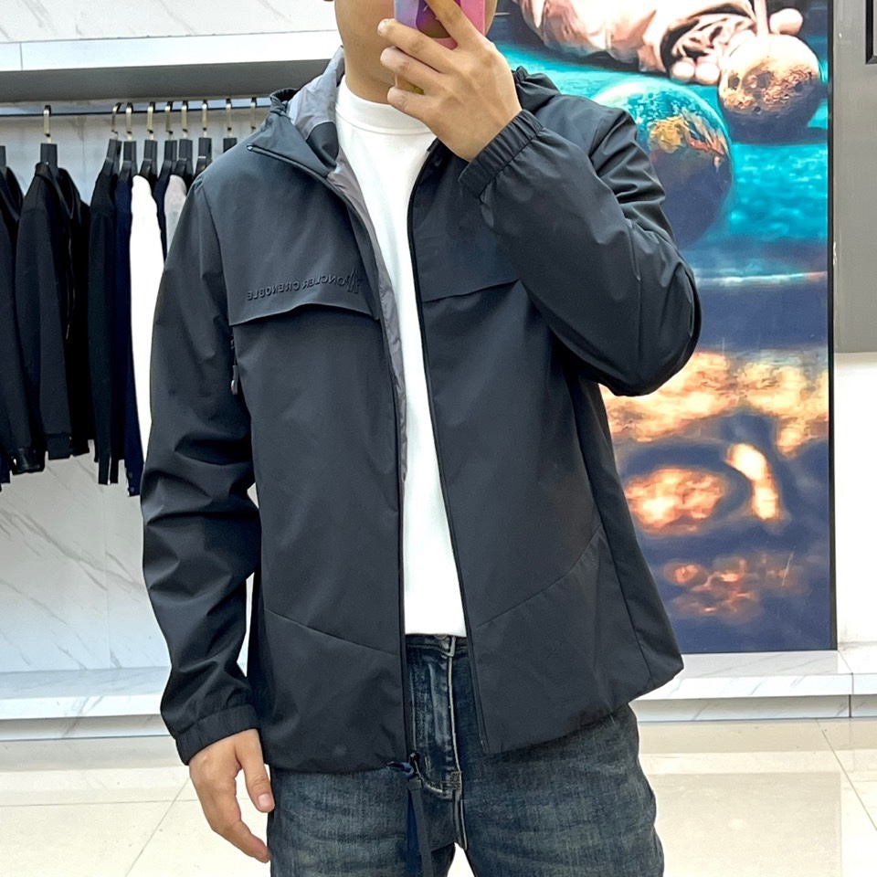 Mon蒙口、2025秋冬新品蒙口防风冲锋衣夹克，以醒目的橙红色调诠释户外机能美学。采用连帽设计搭配全拉链