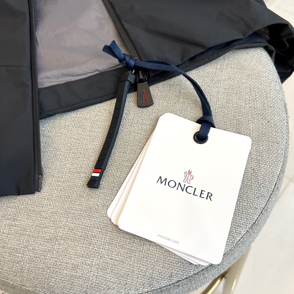 Mon蒙口、2025秋冬新品蒙口防风冲锋衣夹克，以醒目的橙红色调诠释户外机能美学。采用连帽设计搭配全拉链