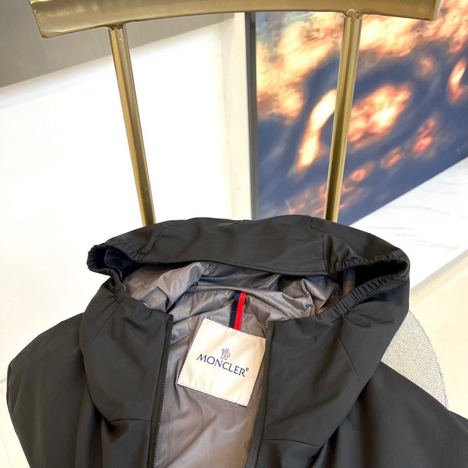 Mon蒙口、2025秋冬新品蒙口防风冲锋衣夹克，以醒目的橙红色调诠释户外机能美学。采用连帽设计搭配全拉链