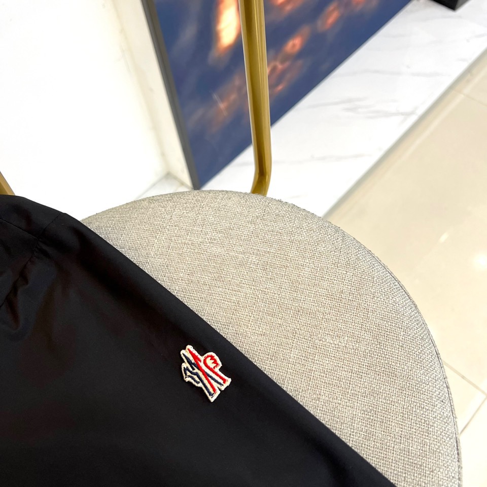 Mon蒙口、2025秋冬新品蒙口防风冲锋衣夹克，以醒目的橙红色调诠释户外机能美学。采用连帽设计搭配全拉链