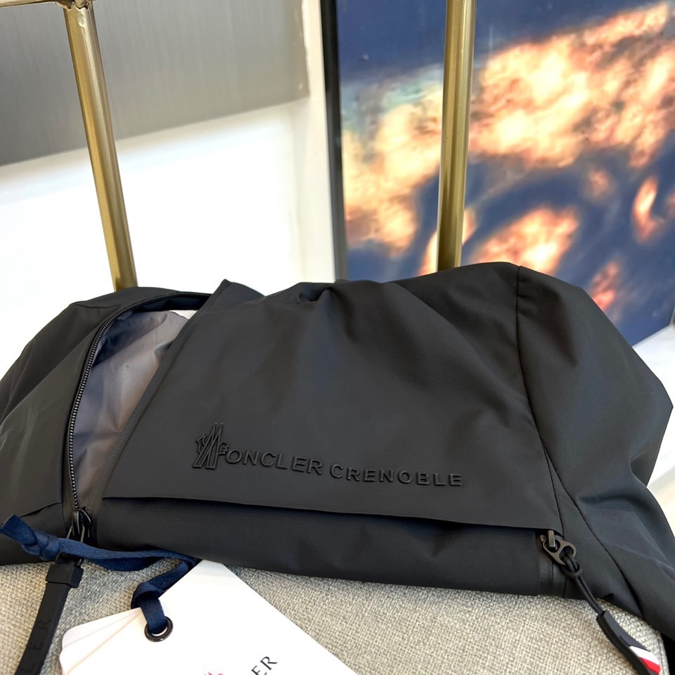 Mon蒙口、2025秋冬新品蒙口防风冲锋衣夹克，以醒目的橙红色调诠释户外机能美学。采用连帽设计搭配全拉链