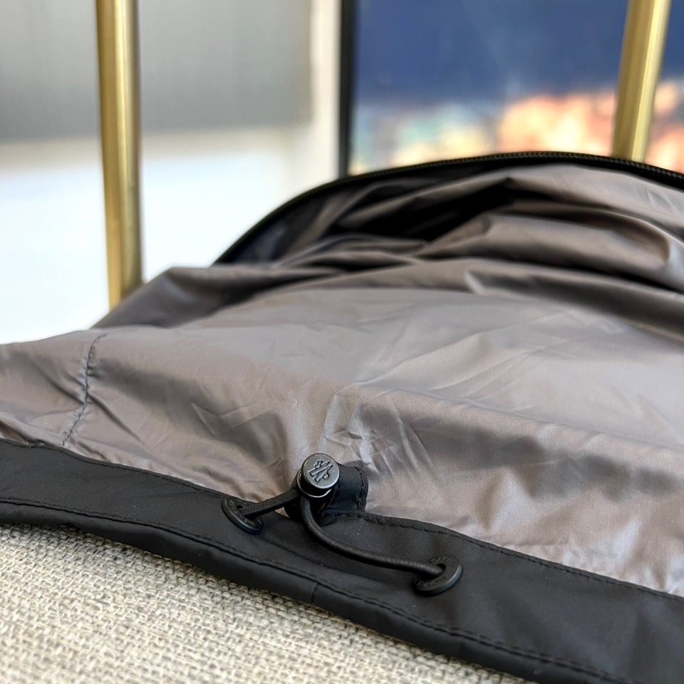 Mon蒙口、2025秋冬新品蒙口防风冲锋衣夹克，以醒目的橙红色调诠释户外机能美学。采用连帽设计搭配全拉链