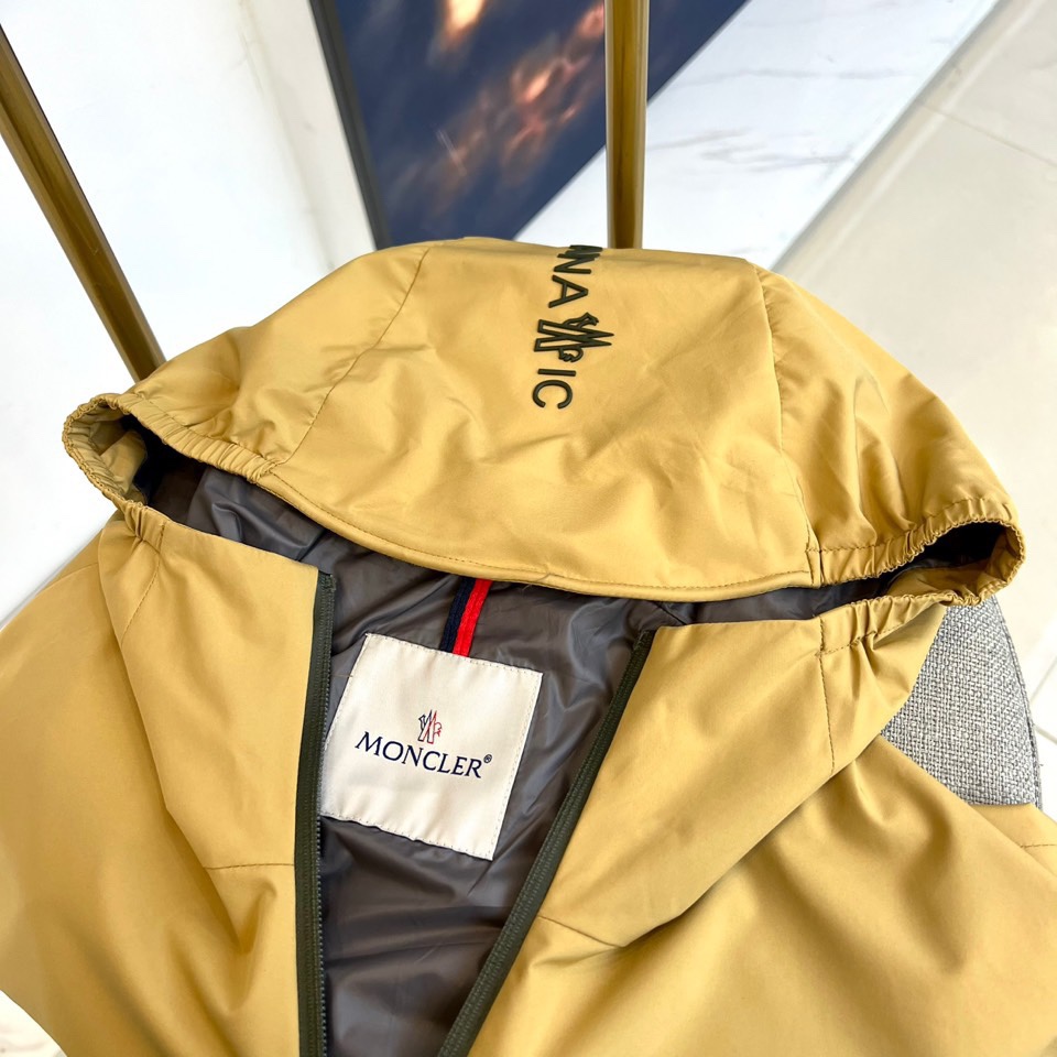 Mon蒙口、2025秋冬新品蒙口防风冲锋衣夹克，以醒目的橙红色调诠释户外机能美学。采用连帽设计搭配全拉链