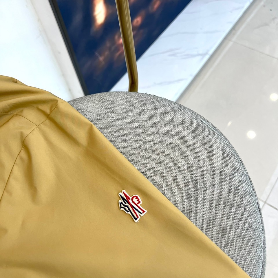 Mon蒙口、2025秋冬新品蒙口防风冲锋衣夹克，以醒目的橙红色调诠释户外机能美学。采用连帽设计搭配全拉链