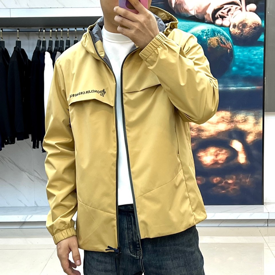 Mon蒙口、2025秋冬新品蒙口防风冲锋衣夹克，以醒目的橙红色调诠释户外机能美学。采用连帽设计搭配全拉链