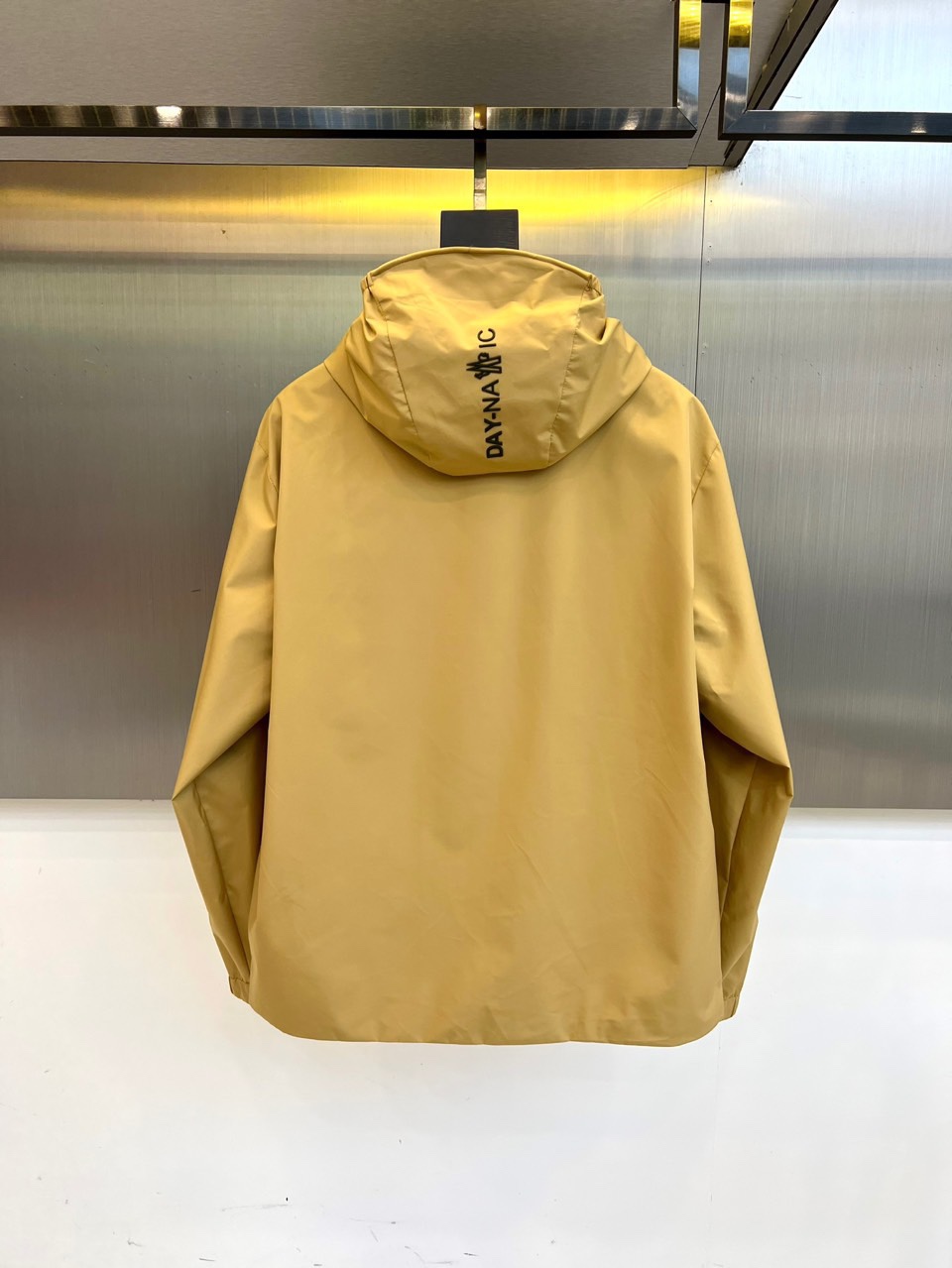 Mon蒙口、2025秋冬新品蒙口防风冲锋衣夹克，以醒目的橙红色调诠释户外机能美学。采用连帽设计搭配全拉链