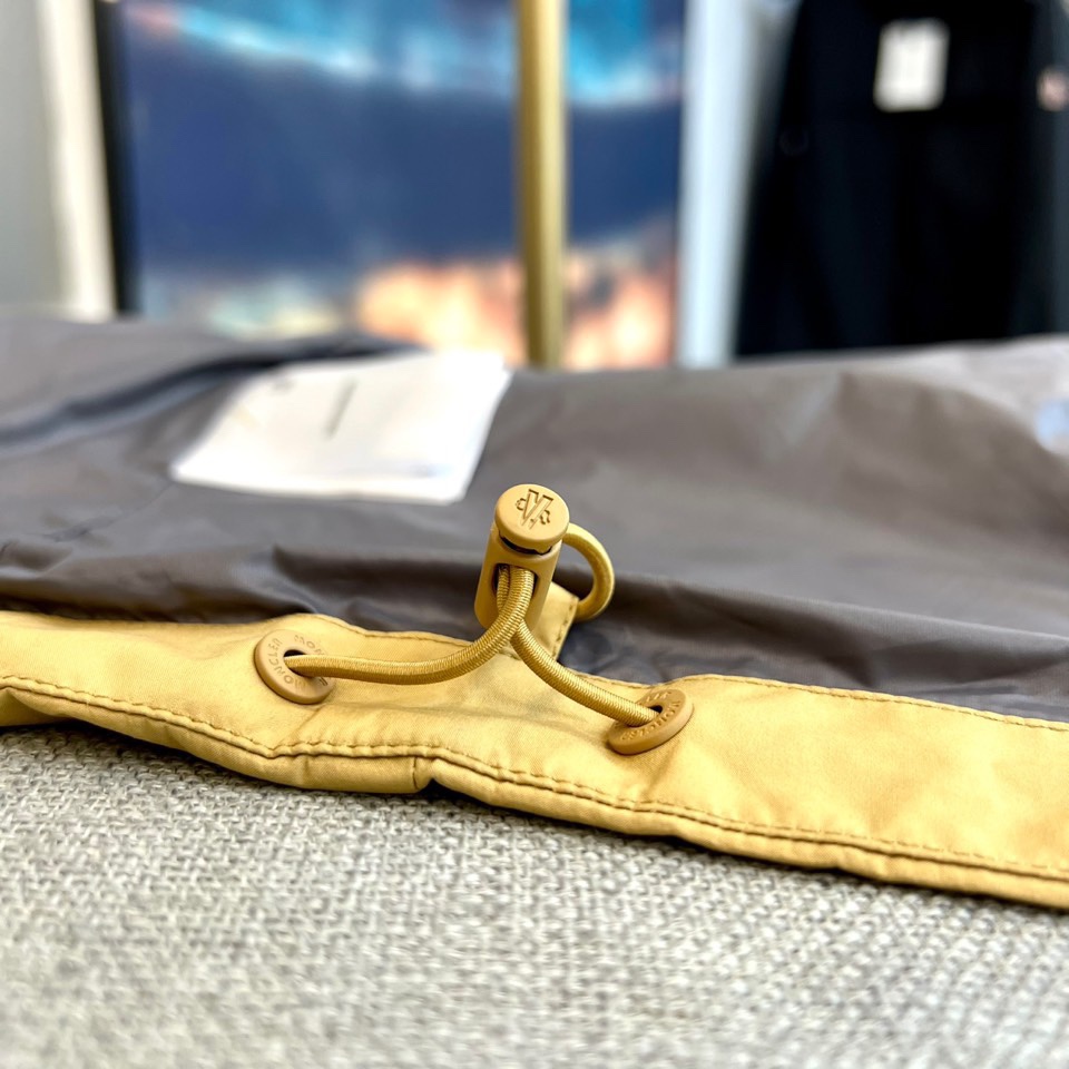 Mon蒙口、2025秋冬新品蒙口防风冲锋衣夹克，以醒目的橙红色调诠释户外机能美学。采用连帽设计搭配全拉链