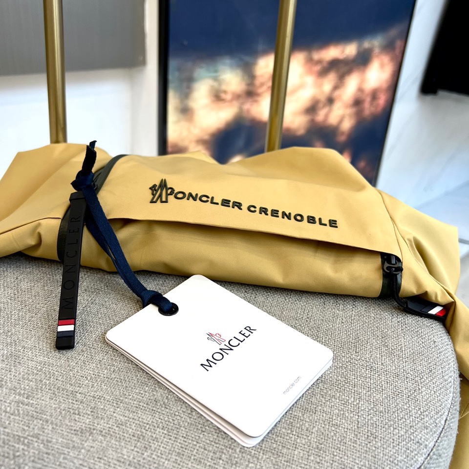 Mon蒙口、2025秋冬新品蒙口防风冲锋衣夹克，以醒目的橙红色调诠释户外机能美学。采用连帽设计搭配全拉链