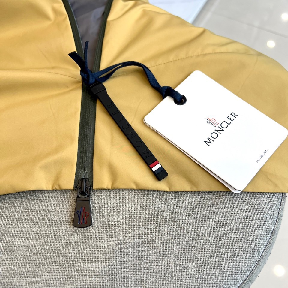 Mon蒙口、2025秋冬新品蒙口防风冲锋衣夹克，以醒目的橙红色调诠释户外机能美学。采用连帽设计搭配全拉链