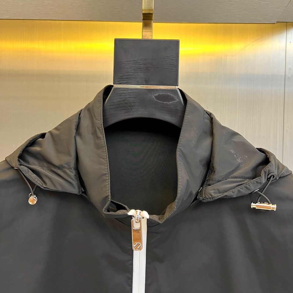 杰尼亚、2025新品发售连帽夹克，以轻盈科技面料构筑防风屏障，左袖经典黑色品牌标识低调宣告基因，连帽设计