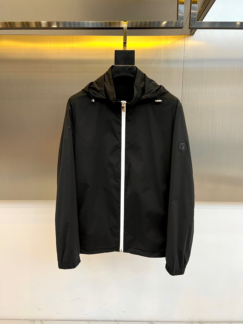 杰尼亚、2025新品发售连帽夹克，以轻盈科技面料构筑防风屏障，左袖经典黑色品牌标识低调宣告基因，连帽设计
