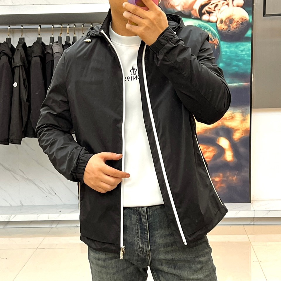 杰尼亚、2025新品发售连帽夹克，以轻盈科技面料构筑防风屏障，左袖经典黑色品牌标识低调宣告基因，连帽设计