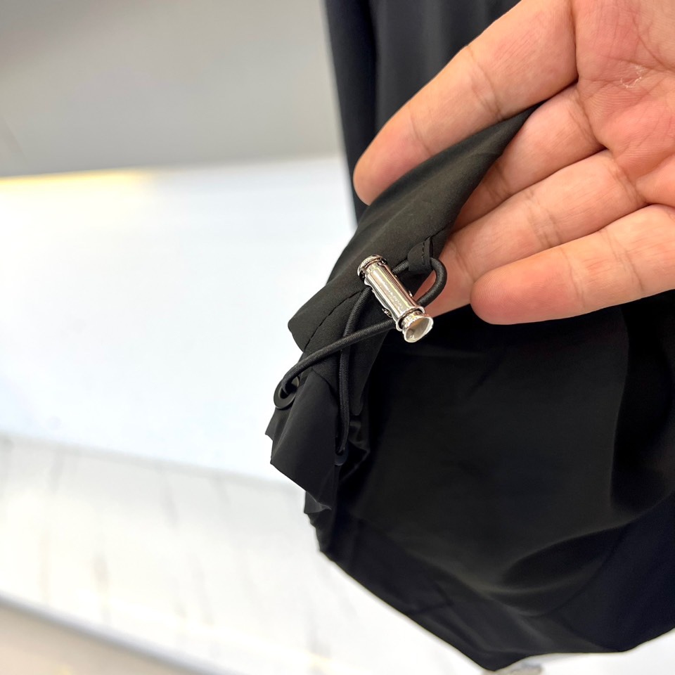 杰尼亚、2025新品发售连帽夹克，以轻盈科技面料构筑防风屏障，左袖经典黑色品牌标识低调宣告基因，连帽设计