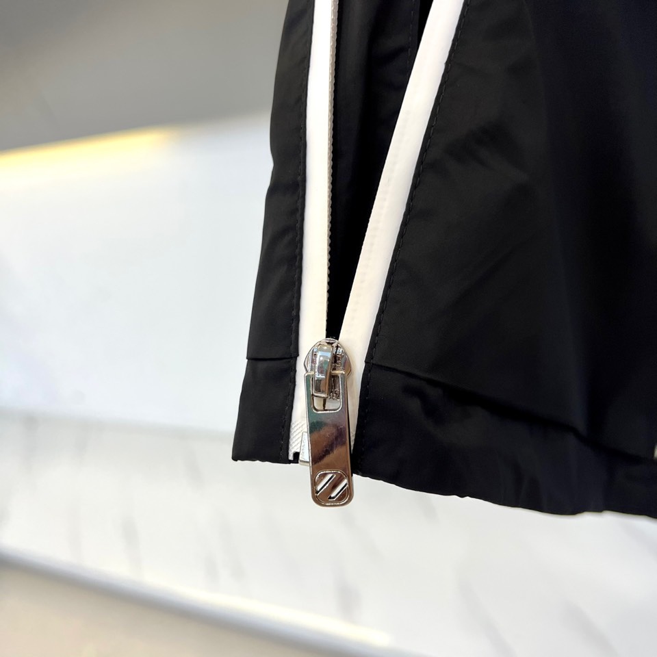 杰尼亚、2025新品发售连帽夹克，以轻盈科技面料构筑防风屏障，左袖经典黑色品牌标识低调宣告基因，连帽设计