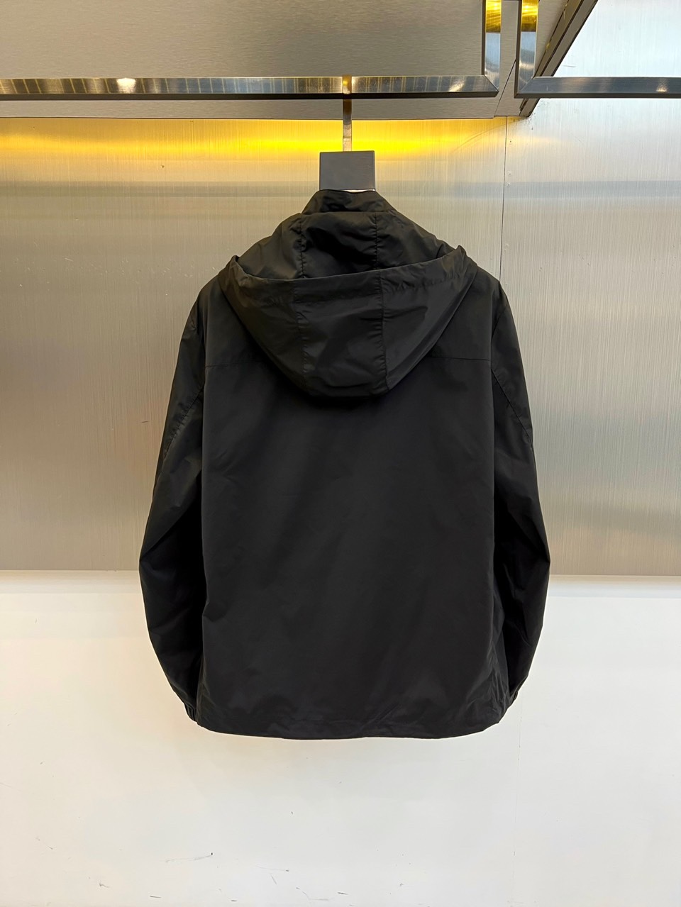 杰尼亚、2025新品发售连帽夹克，以轻盈科技面料构筑防风屏障，左袖经典黑色品牌标识低调宣告基因，连帽设计