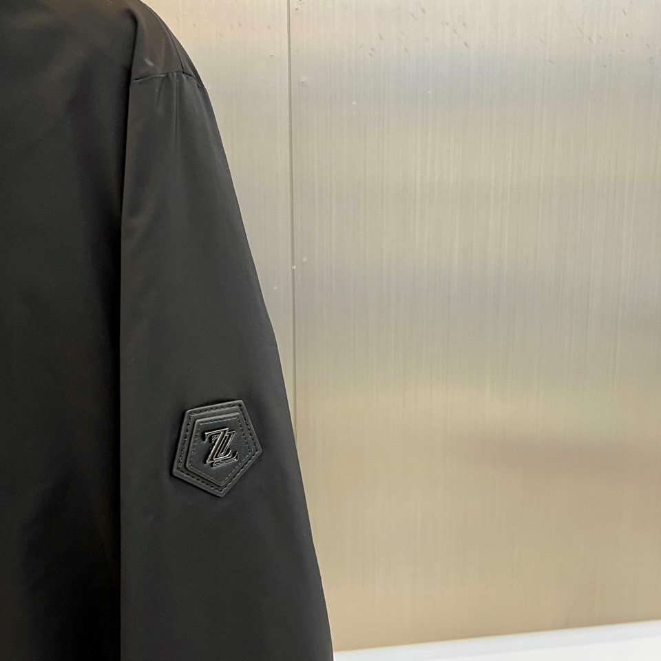 杰尼亚、2025新品发售连帽夹克，以轻盈科技面料构筑防风屏障，左袖经典黑色品牌标识低调宣告基因，连帽设计