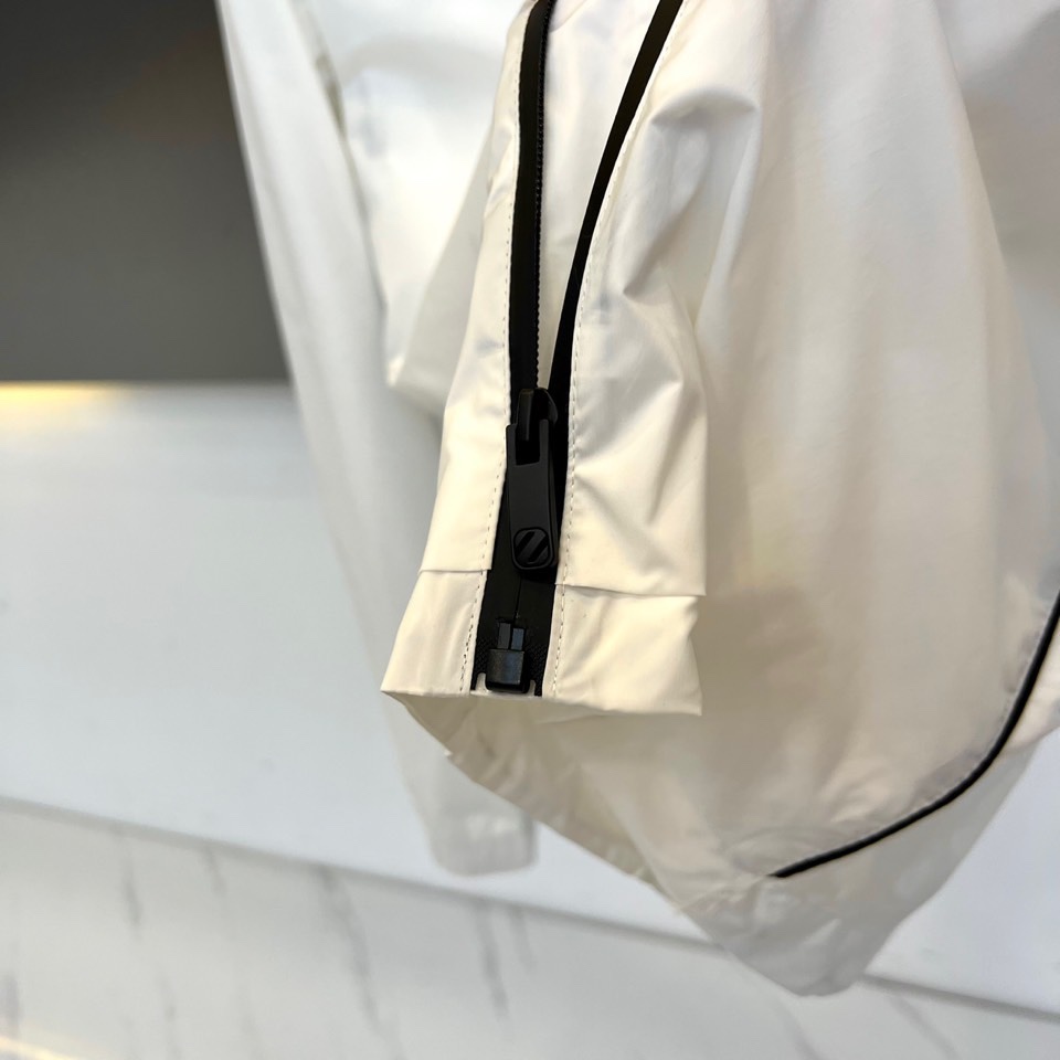 杰尼亚、2025新品发售连帽夹克，以轻盈科技面料构筑防风屏障，左袖经典黑色品牌标识低调宣告基因，连帽设计