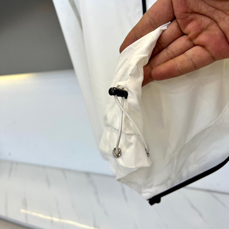 杰尼亚、2025新品发售连帽夹克，以轻盈科技面料构筑防风屏障，左袖经典黑色品牌标识低调宣告基因，连帽设计