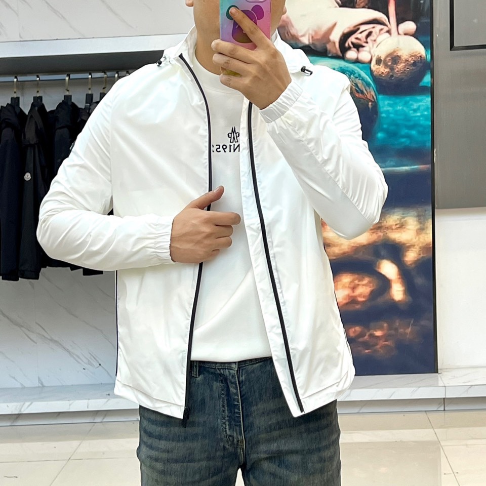 杰尼亚、2025新品发售连帽夹克，以轻盈科技面料构筑防风屏障，左袖经典黑色品牌标识低调宣告基因，连帽设计