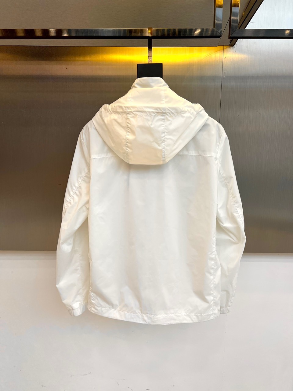 杰尼亚、2025新品发售连帽夹克，以轻盈科技面料构筑防风屏障，左袖经典黑色品牌标识低调宣告基因，连帽设计