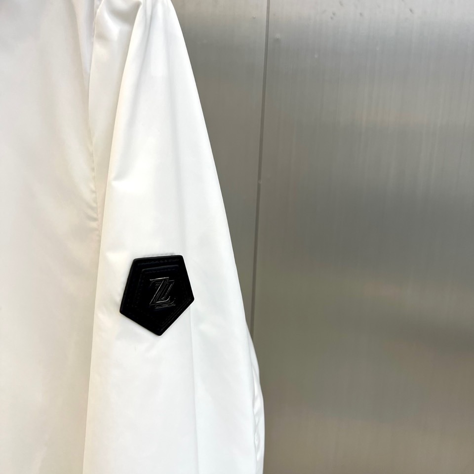 杰尼亚、2025新品发售连帽夹克，以轻盈科技面料构筑防风屏障，左袖经典黑色品牌标识低调宣告基因，连帽设计