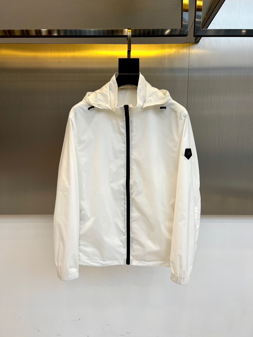 杰尼亚、2025新品发售连帽夹克，以轻盈科技面料构筑防风屏障，左袖经典黑色品牌标识低调宣告基因，连帽设计