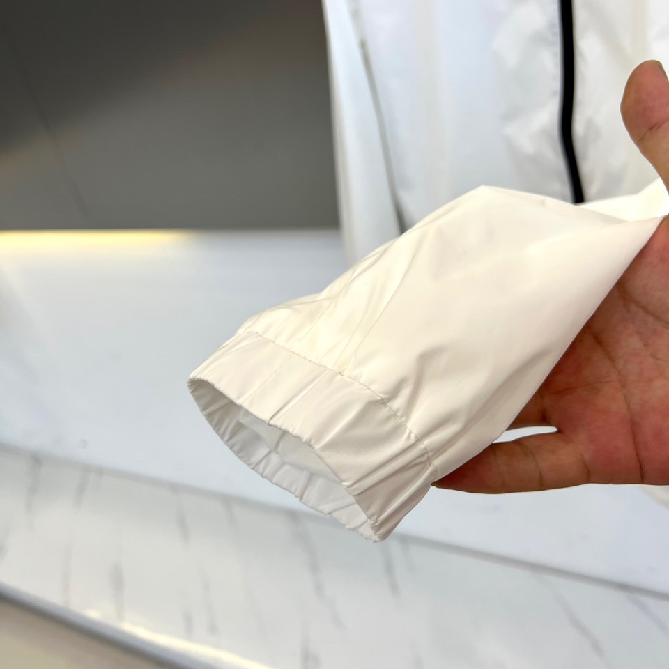 杰尼亚、2025新品发售连帽夹克，以轻盈科技面料构筑防风屏障，左袖经典黑色品牌标识低调宣告基因，连帽设计