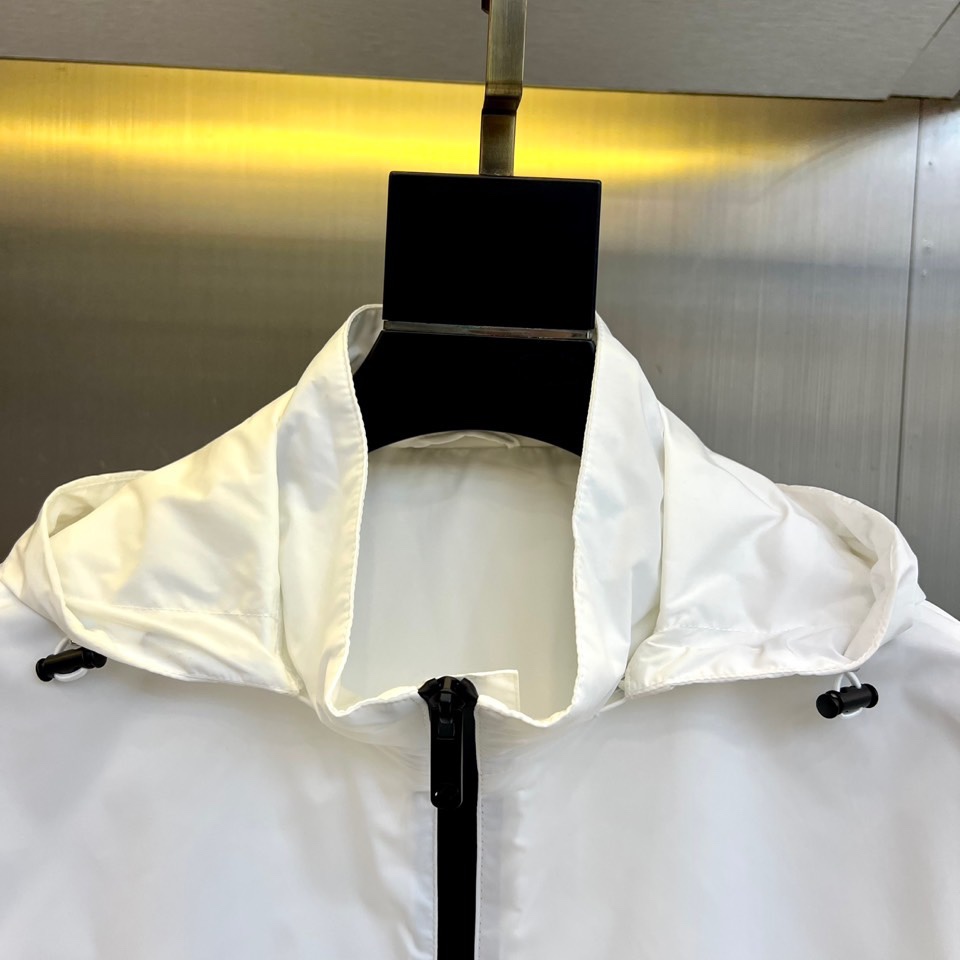 杰尼亚、2025新品发售连帽夹克，以轻盈科技面料构筑防风屏障，左袖经典黑色品牌标识低调宣告基因，连帽设计