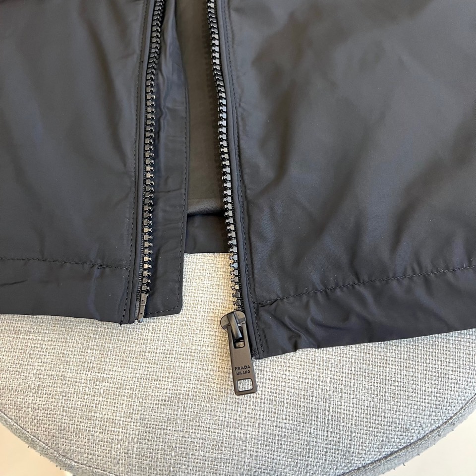 Prad普拉、2025s早春最新发售红标夹克外套，衣身选用工业感十足的Re-Nylon再生尼龙打造，衣身