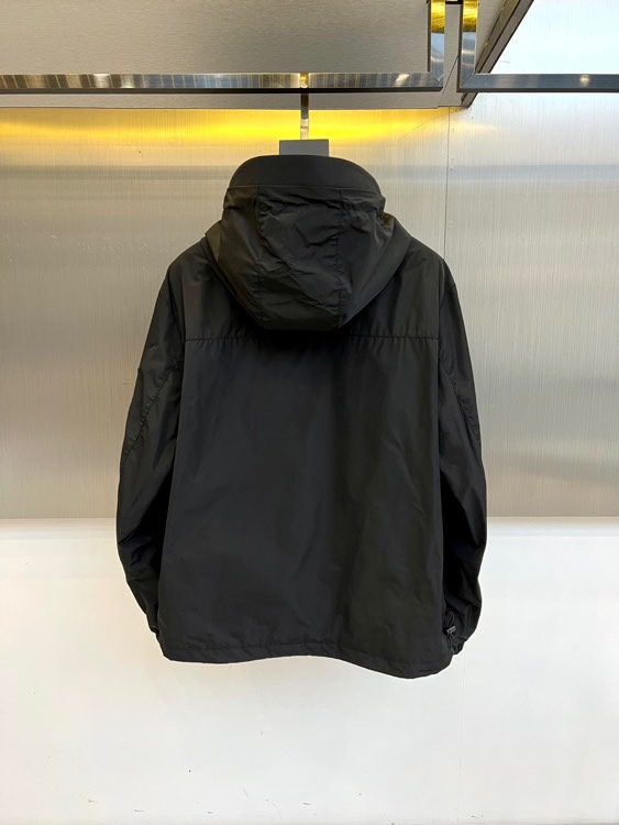 Prad普拉、2025s早春最新发售红标夹克外套，衣身选用工业感十足的Re-Nylon再生尼龙打造，衣身