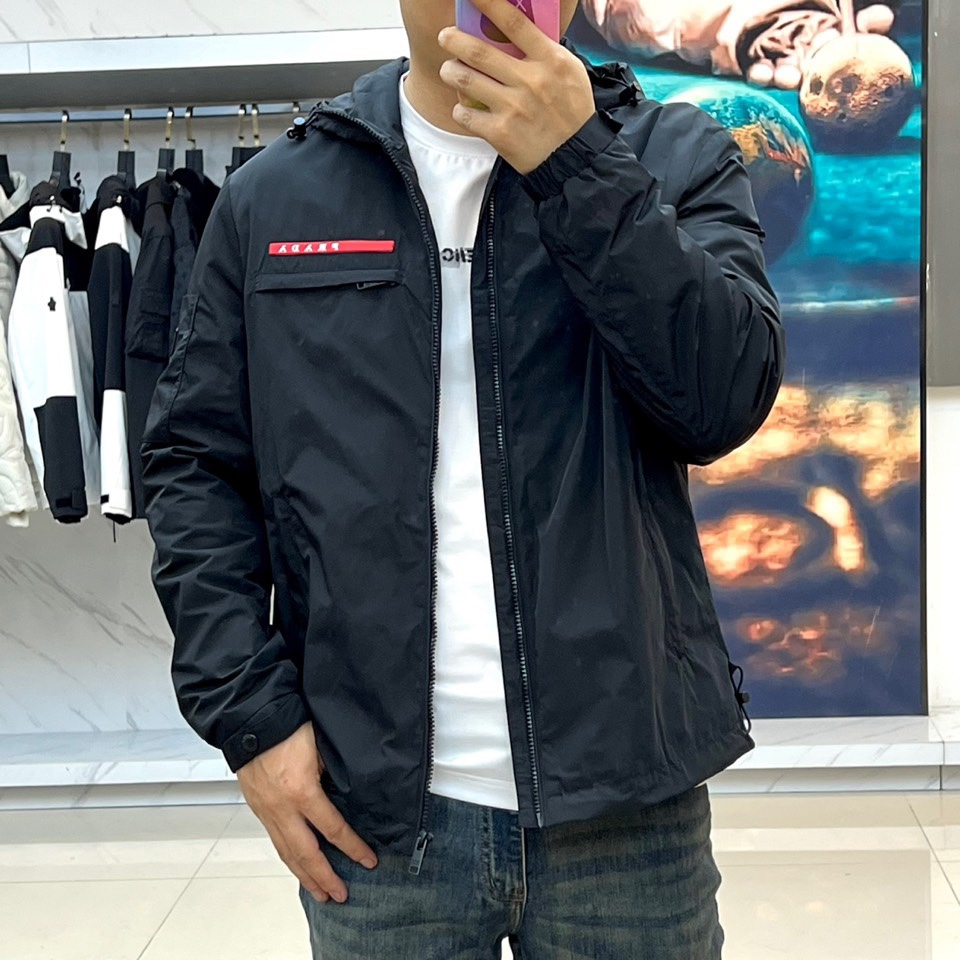 Prad普拉、2025s早春最新发售红标夹克外套，衣身选用工业感十足的Re-Nylon再生尼龙打造，衣身