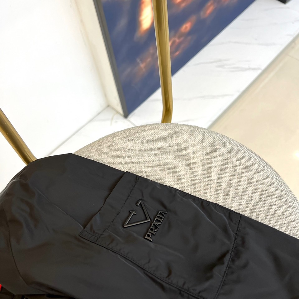 Prad普拉、2025s早春最新发售红标夹克外套，衣身选用工业感十足的Re-Nylon再生尼龙打造，衣身