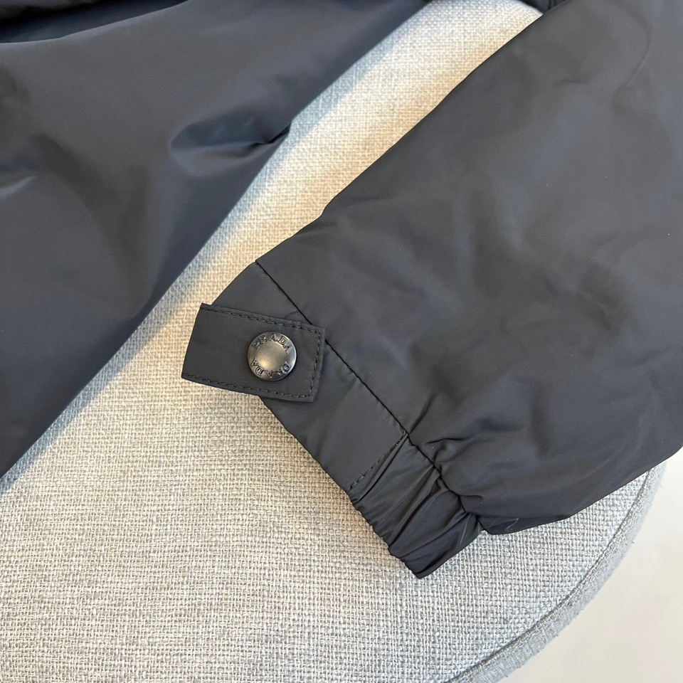 Prad普拉、2025s早春最新发售红标夹克外套，衣身选用工业感十足的Re-Nylon再生尼龙打造，衣身