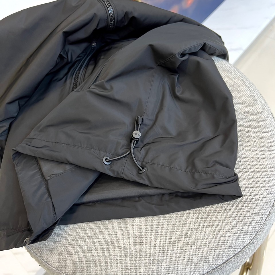 Prad普拉、2025s早春最新发售红标夹克外套，衣身选用工业感十足的Re-Nylon再生尼龙打造，衣身