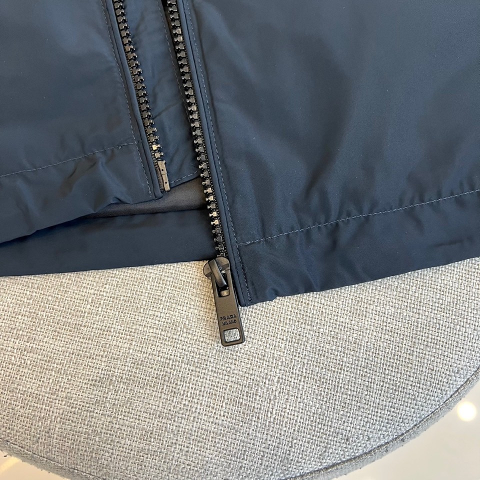 Prad普拉、2025s早春最新发售红标夹克外套，衣身选用工业感十足的Re-Nylon再生尼龙打造，衣身