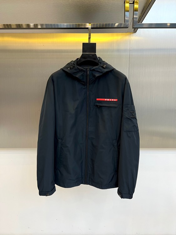 Prad普拉、2025s早春最新发售红标夹克外套，衣身选用工业感十足的Re-Nylon再生尼龙打造，衣身