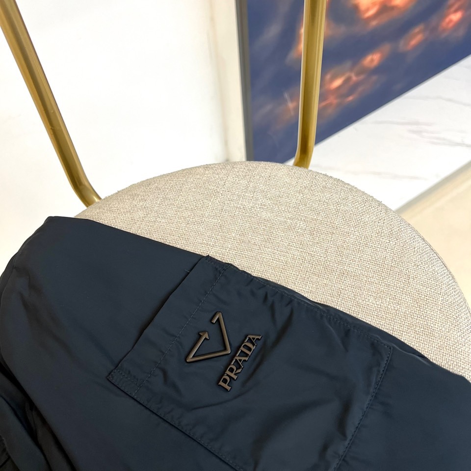 Prad普拉、2025s早春最新发售红标夹克外套，衣身选用工业感十足的Re-Nylon再生尼龙打造，衣身