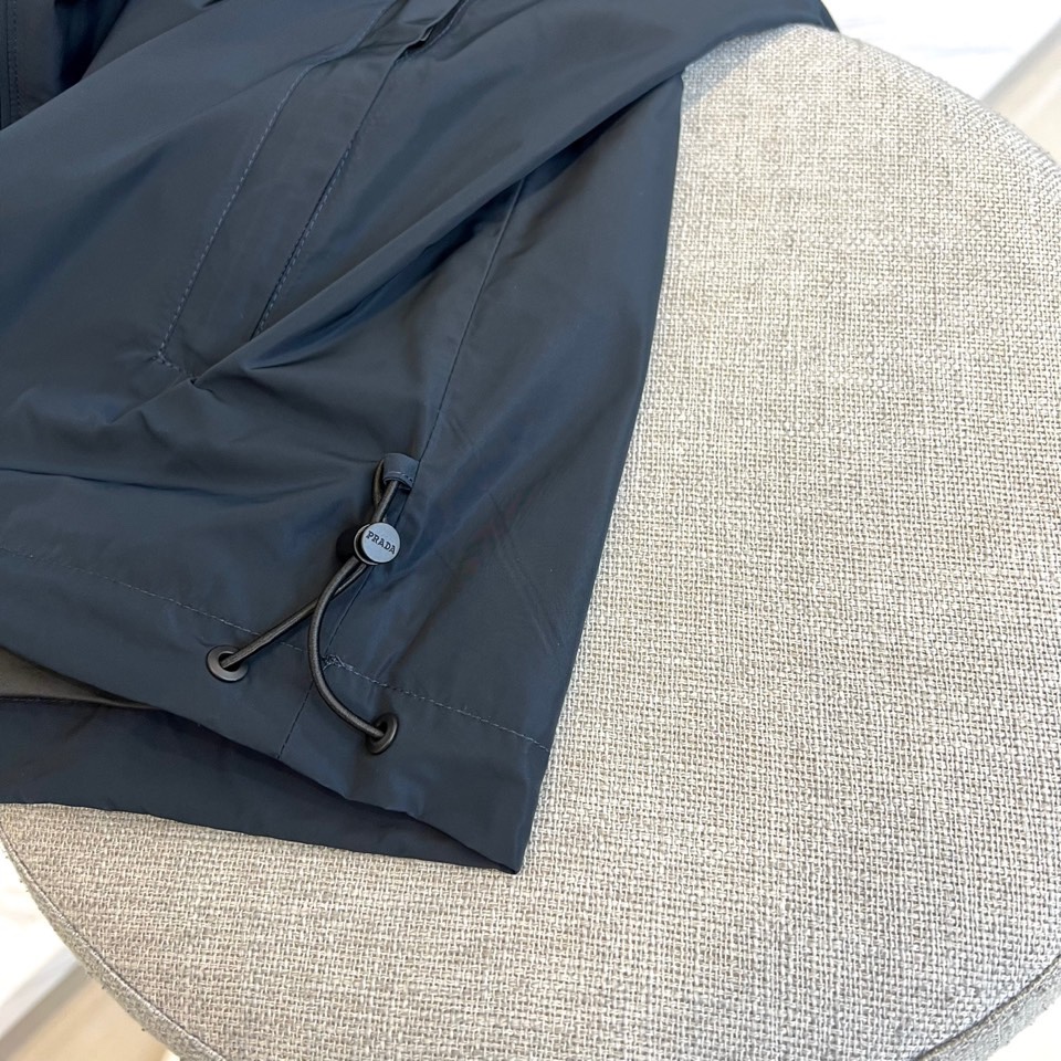 Prad普拉、2025s早春最新发售红标夹克外套，衣身选用工业感十足的Re-Nylon再生尼龙打造，衣身