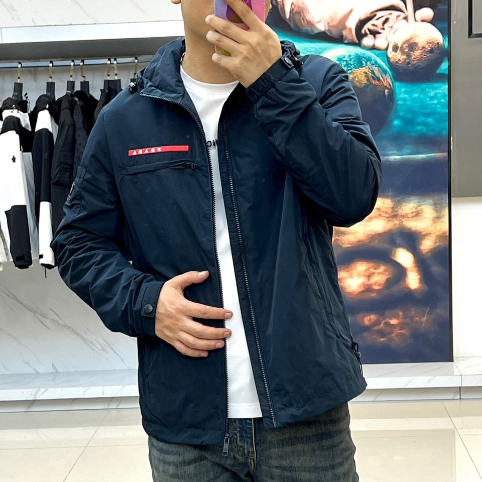 Prad普拉、2025s早春最新发售红标夹克外套，衣身选用工业感十足的Re-Nylon再生尼龙打造，衣身