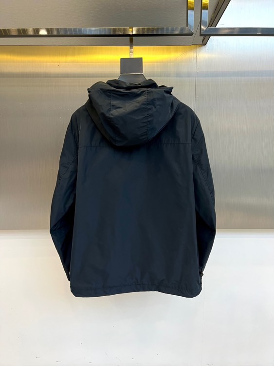 Prad普拉、2025s早春最新发售红标夹克外套，衣身选用工业感十足的Re-Nylon再生尼龙打造，衣身