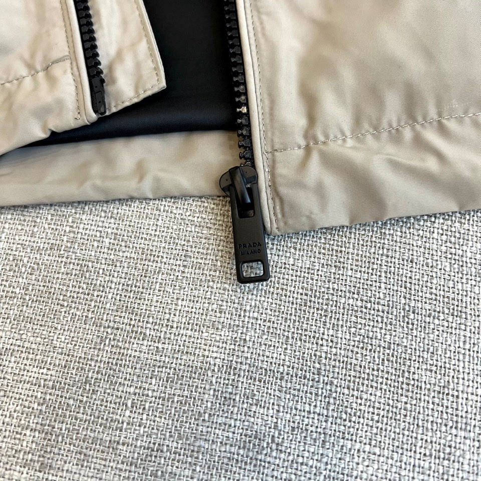 Prad普拉、2025s早春最新发售红标夹克外套，衣身选用工业感十足的Re-Nylon再生尼龙打造，衣身
