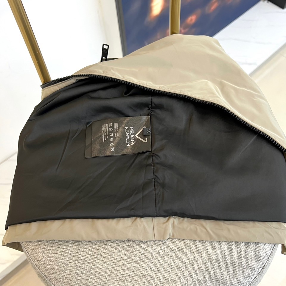 Prad普拉、2025s早春最新发售红标夹克外套，衣身选用工业感十足的Re-Nylon再生尼龙打造，衣身