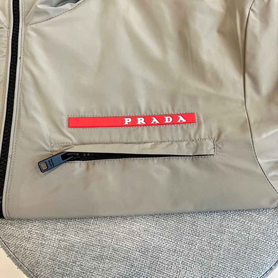 Prad普拉、2025s早春最新发售红标夹克外套，衣身选用工业感十足的Re-Nylon再生尼龙打造，衣身
