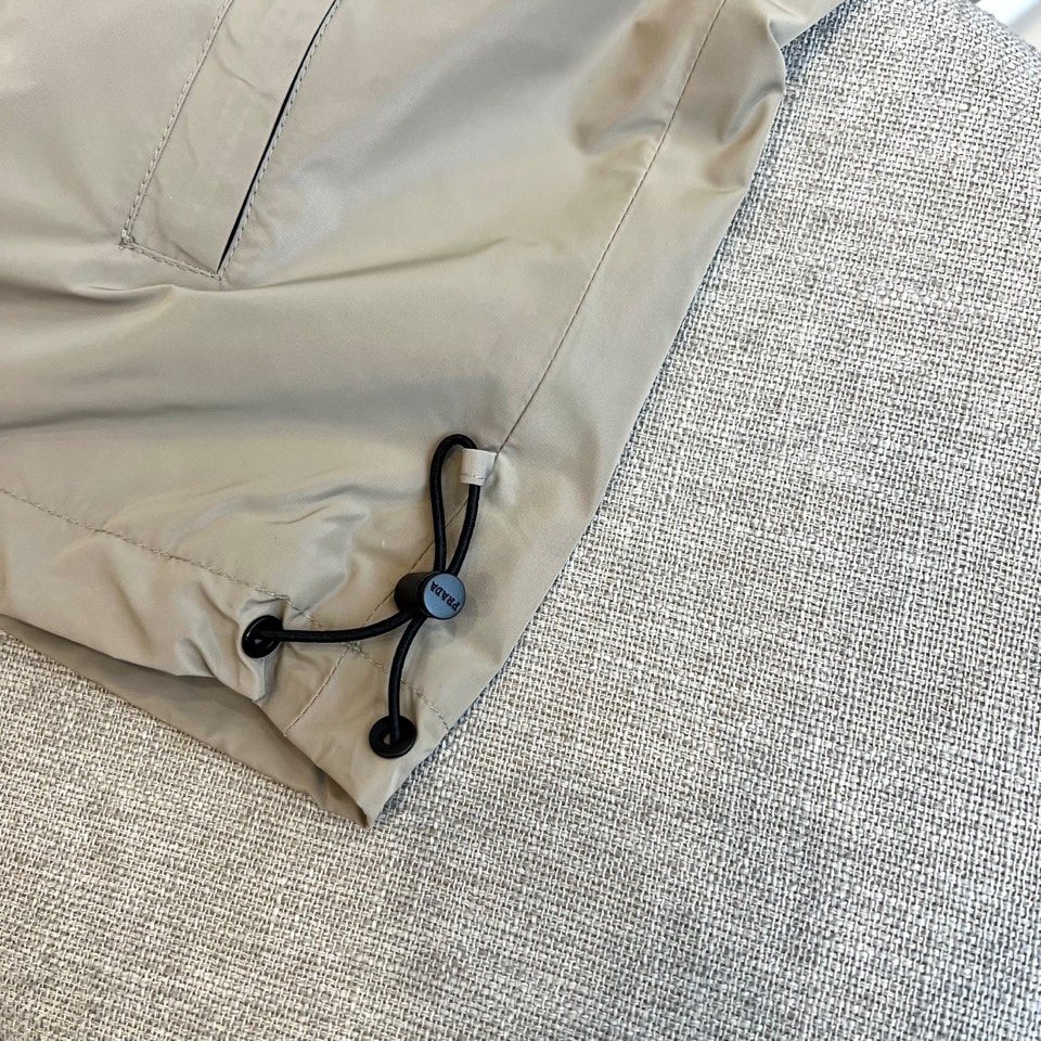 Prad普拉、2025s早春最新发售红标夹克外套，衣身选用工业感十足的Re-Nylon再生尼龙打造，衣身