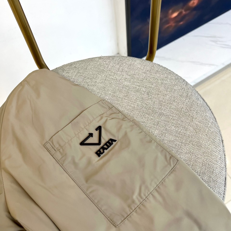 Prad普拉、2025s早春最新发售红标夹克外套，衣身选用工业感十足的Re-Nylon再生尼龙打造，衣身