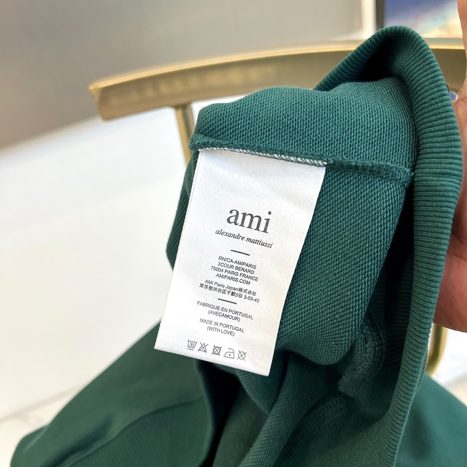 AMI 2025秋冬新品圆领卫衣，以纯净简约的白色为基调，打造秋冬清爽时尚感。胸前点缀品牌标志性红色爱心